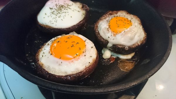 將3顆蛋都打入碗內, 小心別弄破蛋黃, 將蛋黃一顆顆擺入香菇內, 再分次舀進蛋白, 因菇的容量沒那麼大, 一次打進整顆蛋會溢出來, 進烤箱200℃不預熱烤15分鐘, 灑上巴西里即可上桌