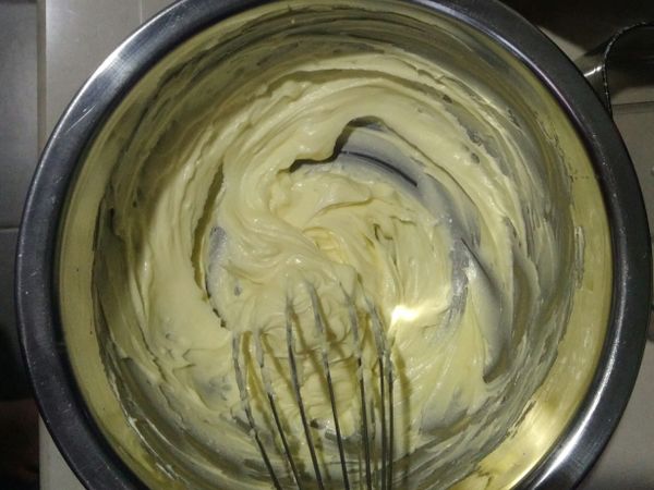 糖粉放入已软化的奶油，拌至颜色变淡。