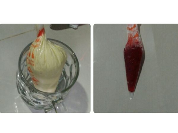 面糊放入挤花袋，草莓酱也是放入挤花袋。