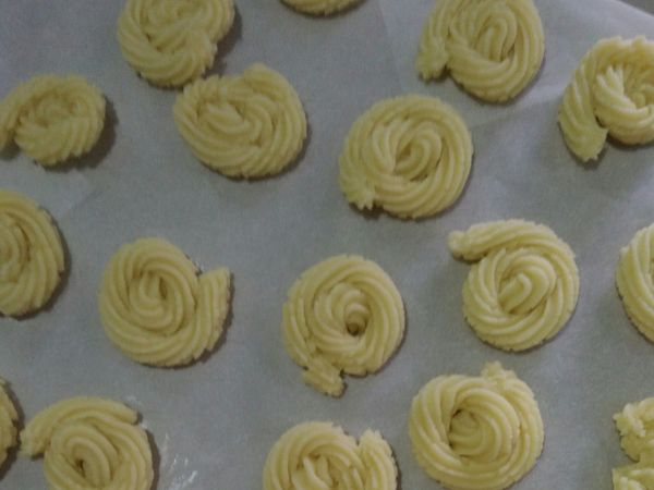 准备预热烤箱150度，有放牛奶所以会很好挤花。