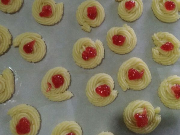 挤草莓酱在中间，进烤箱烤20分钟。