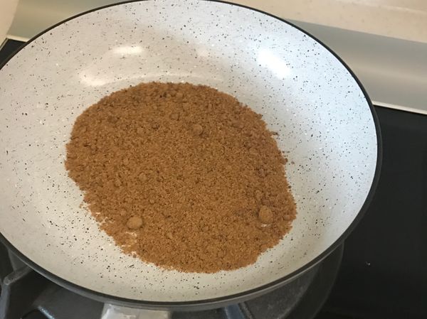 來我們第一步先炒黑糖！一大瓢的黑糖下去炒香