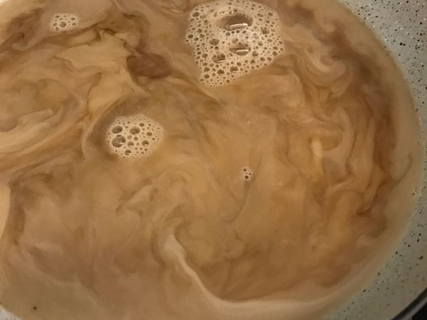 再倒入3/1的牛奶！