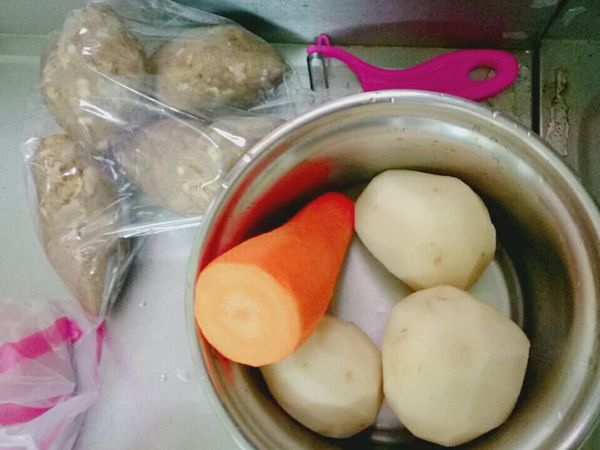 當然是要先備料完全啊
（把所有食材都切成你要煮咖哩的形狀）
肉看你要切丁or塊

PS:圖片你看看就好