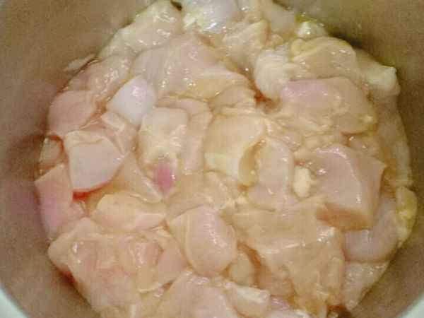 肉要醃過
加入米酒先醃過 抓過
這樣才不會吃起來很柴
讓他感受到你的手勁
後來在加入我們的蛋白
在混合抓幾次 
在加入1/4鹽巴
最後是咖哩粉 看你要多少
使勁加也是可以的