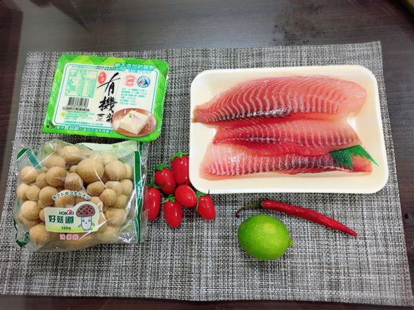 鴻禧菇鯛魚豆腐煲----備料中