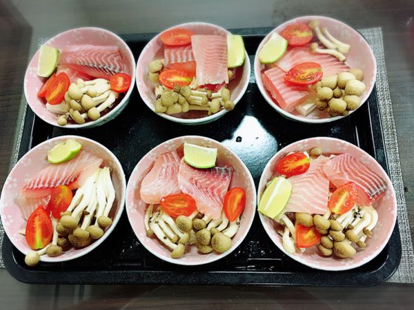 準備小湯碗將食材擺入碗中