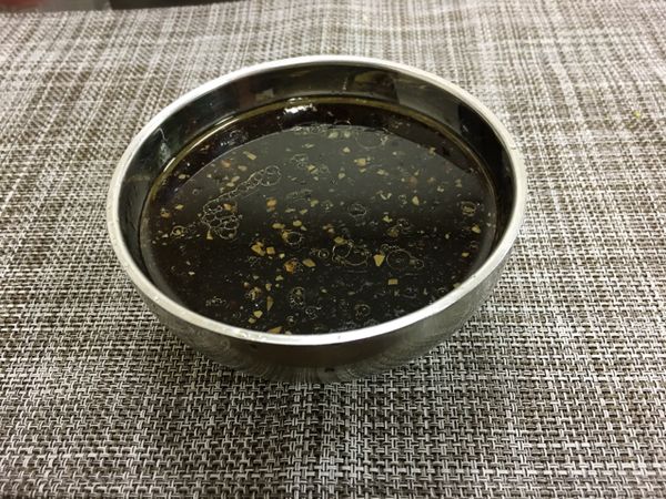 準備醬汁
將醬油膏(蠔油)、蒜蓉醬(蒜末)、薑末、糖、水、食用油全部合拌均勻
