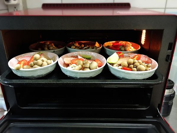 (1)將醬汁淋上食材碗中
(2)食材全部準備好就入水波爐蒸18~20分
(3)出爐前撒上蔥花提味