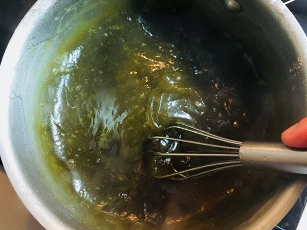 將所有材料加入鍋內拌勻，直到沒有看到顆粒，開中火開始煮，期間要一直用打蛋器順時針攪拌不能停，直到出現黏稠感跟攪拌阻力，要繼續攪拌直到顏色變透明