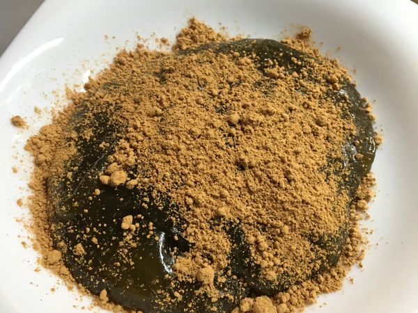 將攪拌好的蕨餅團放入撒有黃豆粉的容器內，放入冰箱等涼，再拿出來切塊，撒更多黃豆粉就可以吃了～