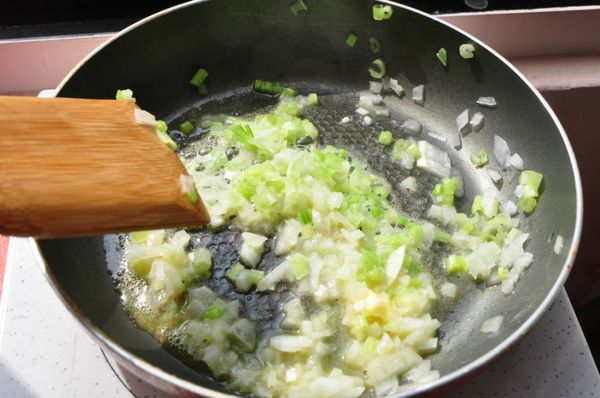 取出一塊無鹽奶油將洋蔥與芹菜末爆香