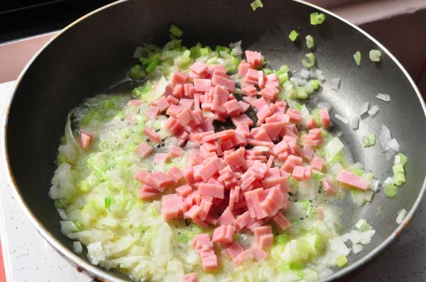 再放入火腿末拌炒