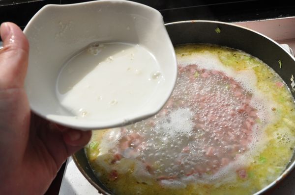 接著放入(玉米粉+麵粉)調和的粉水入鍋攪拌，增加其濃稠度