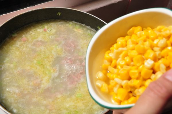 再放入玉米粒繼續滾煮