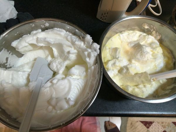 拿另個鋼盆放入蛋白，慢慢加入糖打到硬性發泡