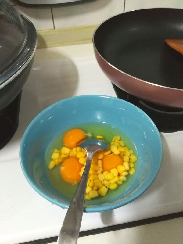 將3顆蛋的蛋液與玉米粒打均勻