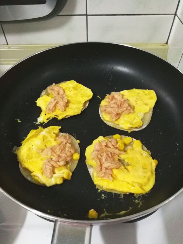 再放入鮪魚或自己喜歡的料，再煎至餅皮呈半透明，以鍋鏟將餅皮對折，喜歡口感脆的可再煎久一點，對折後即可起鍋