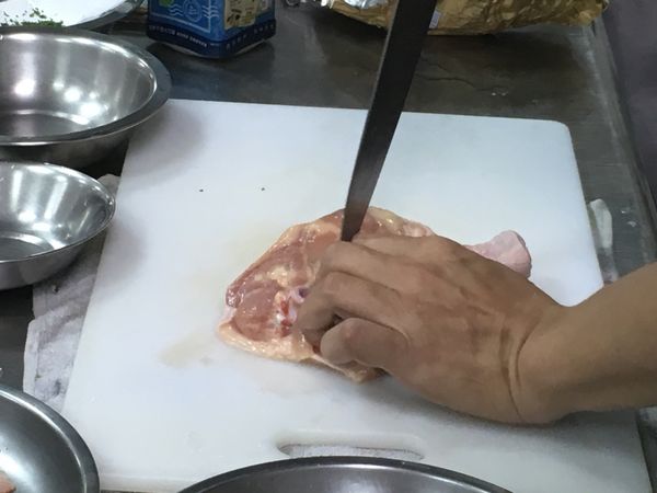 雞腿去骨 斷筋