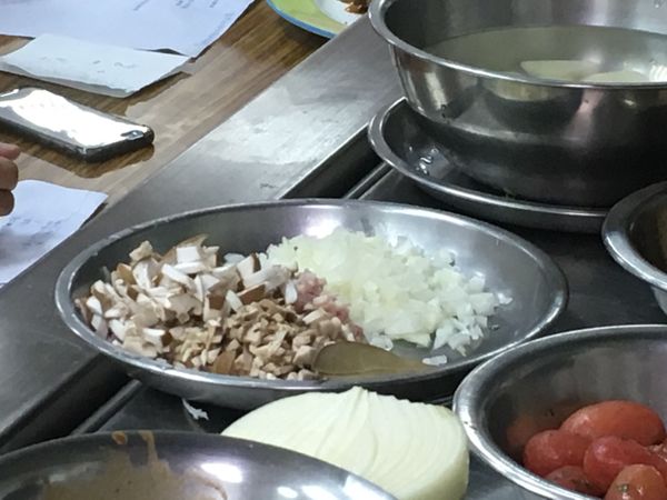 馬鈴薯切丁
洋蔥 香菇 培根 洋菇 切碎+月桂葉