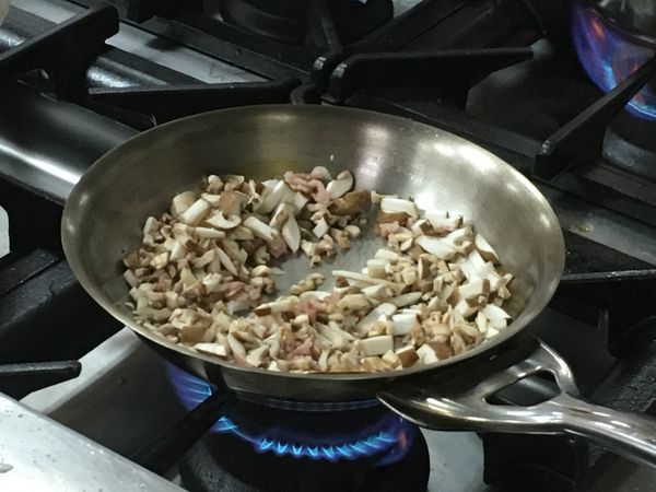 先下培根 月桂葉 洋菇香菇 洋蔥
鹽 胡椒