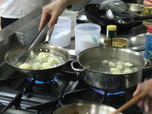 白花椰菜與馬鈴薯 川燙
胡蘿蔔放置奶油水