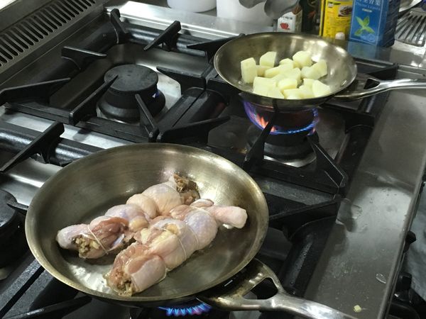 煎雞腿與馬鈴薯

雞腿入烤箱 160度 15分
馬鈴薯煎至上色加入調味 奶油