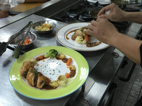 成品擺盤 淋上醬汁