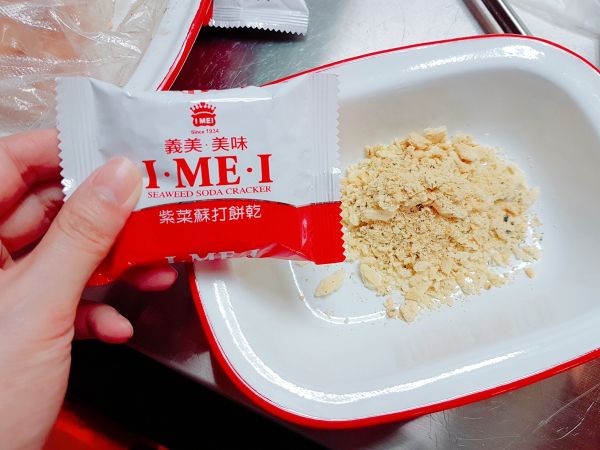 把蘇打餅乾打碎！！！就很像麵包粉喔！！！
然後接著把剛剛沾取蛋液的里肌肉來裹上蘇打餅乾碎粉！