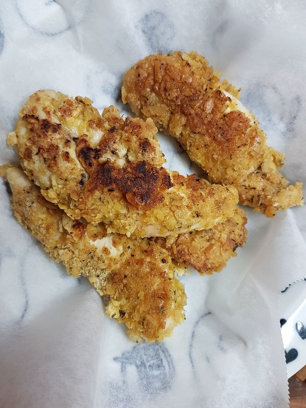 然後鍋子放油（我油是放到整個鍋面都有碰到油就好，不需要放太多），用中火將兩面都煎到微酥金黃就可