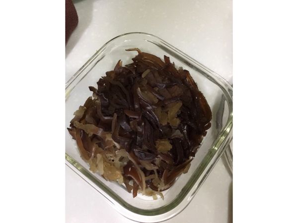 黑木耳加薑片水煮放涼後切絲