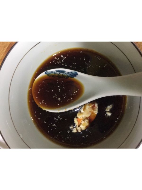 把水、醬油、白醋、糖、鹽、香油、豬油蒜、小磨坊蒜粉調和