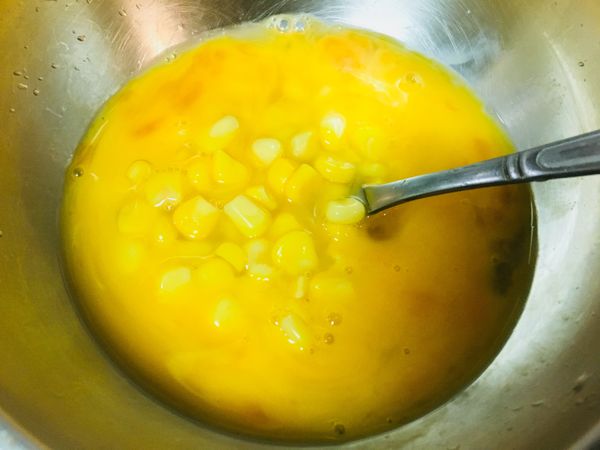 兩顆蛋、一大匙牛奶、陽光玉米粒、鹽半小匙、磨碎黑胡椒均勻混合