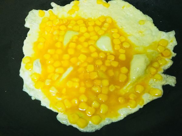 中小火熱油鍋 (可以滴入幾滴蛋液，有起泡表示OK) 倒入蛋液搖晃攤平，轉小火煎至表皮凝固