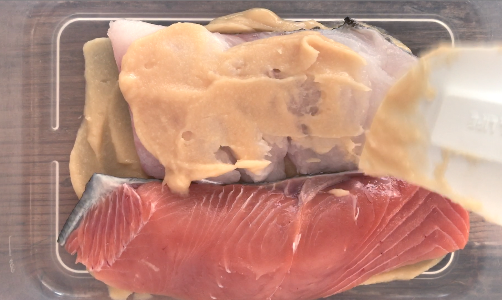 在保鮮盒下面鋪一層味噌，把魚放上去，再幫魚蓋味噌被子，冷藏醃漬至少24小時！對！一天！所以這道料理不能想吃才做，要未雨綢繆！！