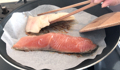鋪一張烘焙紙在平底鍋上，煮完才不用洗鍋洗到天荒地老，不用加油，魚排直接放上去，從魚皮開始煎小火開蓋5分鐘