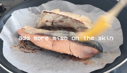 翻面，塗更多味噌再魚皮上，蓋蓋子在煎7分鐘