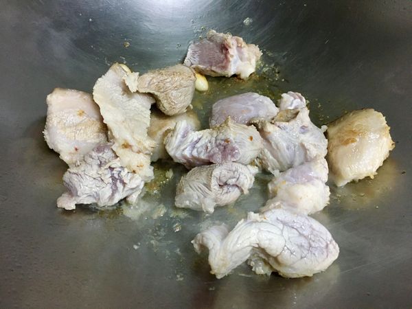 1-1.五花肉切塊(市場老闆已切)
1-2.先將肥肉入鍋乾”煎”爆出油，後再放瘦肉繼續”煎”