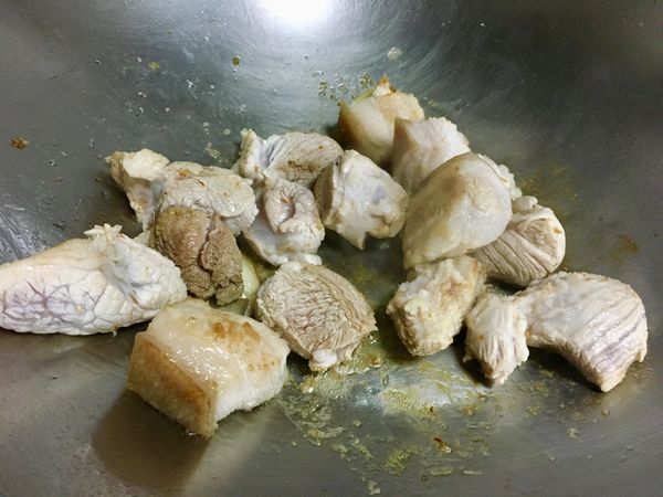 延續1-2.乾煎約5-8分鐘後，煎出微金黃表皮即可換悶煮鍋。