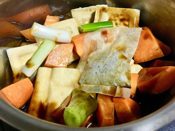 倒入醬油醃蓋肉約1/3的量、米酒、紅糖半匙、白糖半匙、(可樂)
禁不要加水！