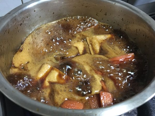 開小火悶煮上色～過程中請每8-10分翻鍋中食材，讓鍋底不燒焦！滾過約30-40分後，再加點米酒放入電鍋繼續悶煮約1小時