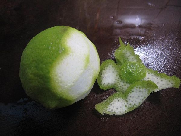 用去皮刀取出少許檸檬皮。（PS：白色部份愈少愈好，白色部位會苦苦的）