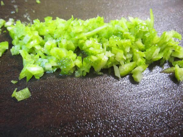 再將取下的檸檬皮切成細粒。