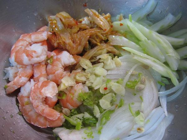 把所有材料和調味料放在一起。（PS：白芝麻先不要放）