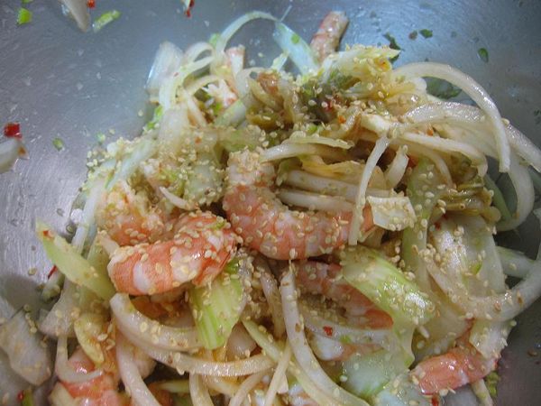 先均勻的拌勻一下後，再灑上白芝麻後再拌勻一下，並放置約3分鐘讓味道入味。