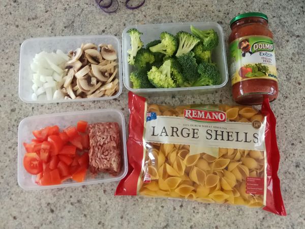 洋蔥、番茄切丁，花椰菜切小朵，蘑菇切片