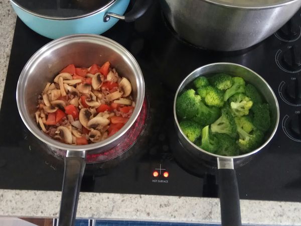 煮一鍋水放入花椰菜川燙，取另一有深度的鍋子倒入少許油，放入洋蔥爆香後依序加入絞肉、番茄、蘑菇拌炒