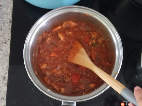 倒入肉醬與水混合均勻，煮到滾使食材入味即完成！