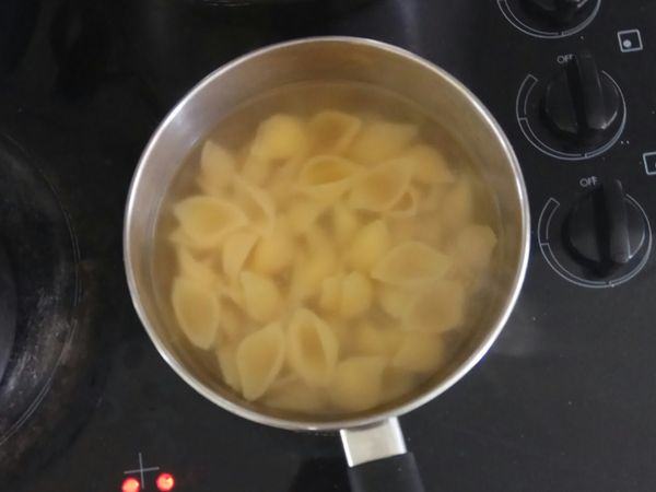 義大利麵放少許鹽水煮13分鐘