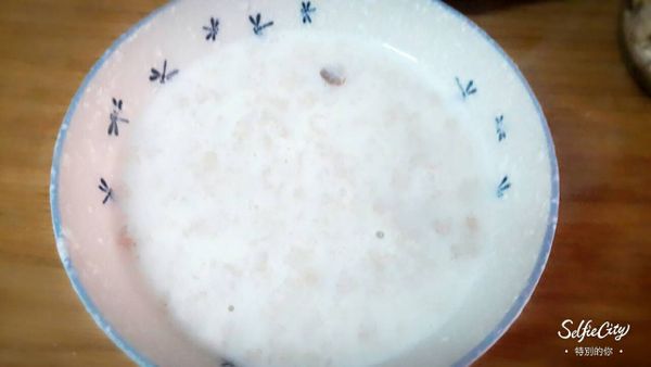 先在鍋子中加入3湯匙水 + 3湯匙大燕麥片煮滾至軟 , 再倒入適量鮮奶拌勻